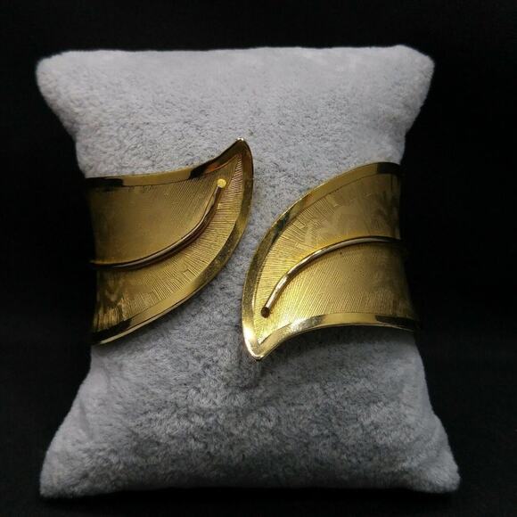 Vintage Hinged Clamper Cuff Bracelet, Gold Plated, Unsigned, Wrapped Leaf Design - Picture 5 of 9